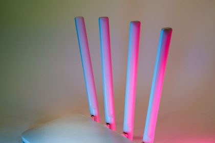 Roteador sem fio iluminado por luzes neon em uma composição tecnológica.