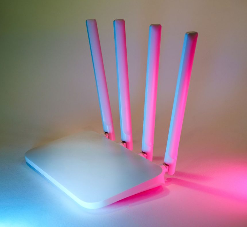 Roteador sem fio iluminado por luzes neon em uma composição tecnológica.