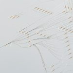 Visualização abstrata de redes neurais digitais e fluxos de dados em diferentes cores.