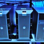 Close de unidades de servidores montadas em racks em um data center moderno
