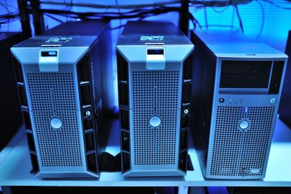 Close de unidades de servidores montadas em racks em um data center moderno