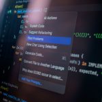 Tela de computador exibindo código e um menu de ações de inteligência artificial para desenvolvimento de software