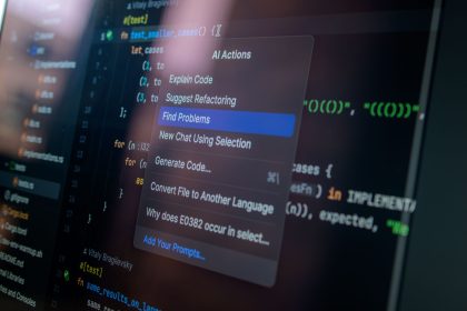 Tela de computador exibindo código e um menu de ações de inteligência artificial para desenvolvimento de software